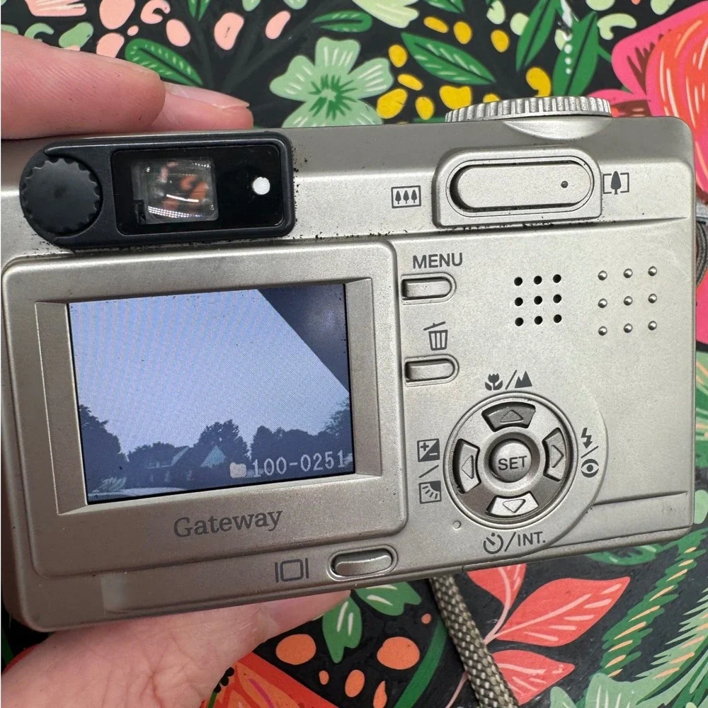 Gateway DC-T50 Digital Camera 5.25MP 3x Super Zoom Silver Vintage Y2K Bundle‎